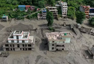 Tragédia na fronteira entre Nepal e Tibete registra 95 mortos e 400 desaparecidos após desastres