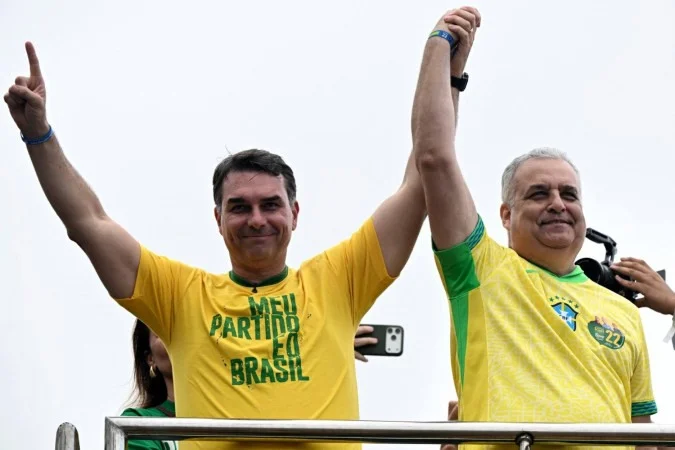 Alfredo Gaspar ao lado de Flávio Bolsonaro durante a campanha das Eleições 2026