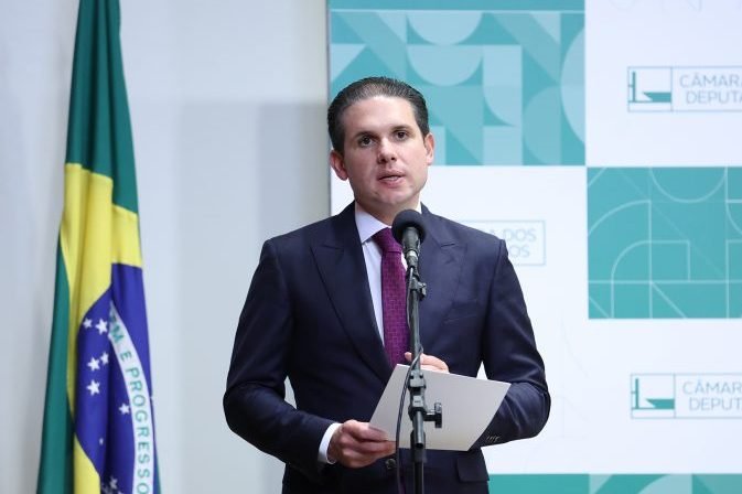 Hugo Motta contesta novas tarifas dos Estados Unidos contra produtos brasileiros