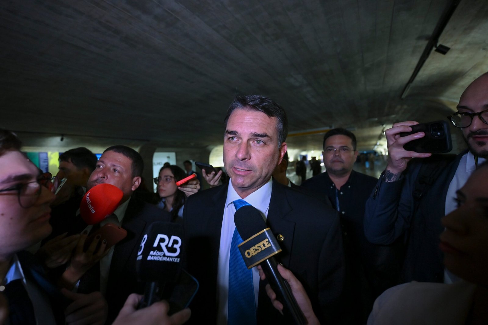 Flávio Bolsonaro aponta interferência partidária na escolha de sua vice