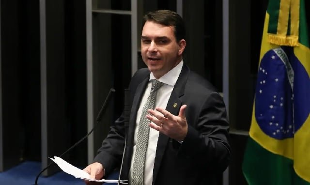 Flávio Bolsonaro promete indicar mulheres ao STF e critica atuação de ministros