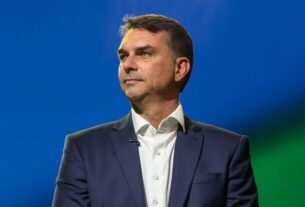 Flávio Bolsonaro supera tempo de TV de seu pai em campanhas presidenciais anteriores