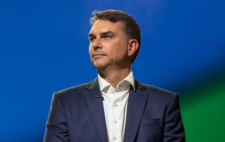 Flávio Bolsonaro supera tempo de TV de seu pai em campanhas presidenciais anteriores