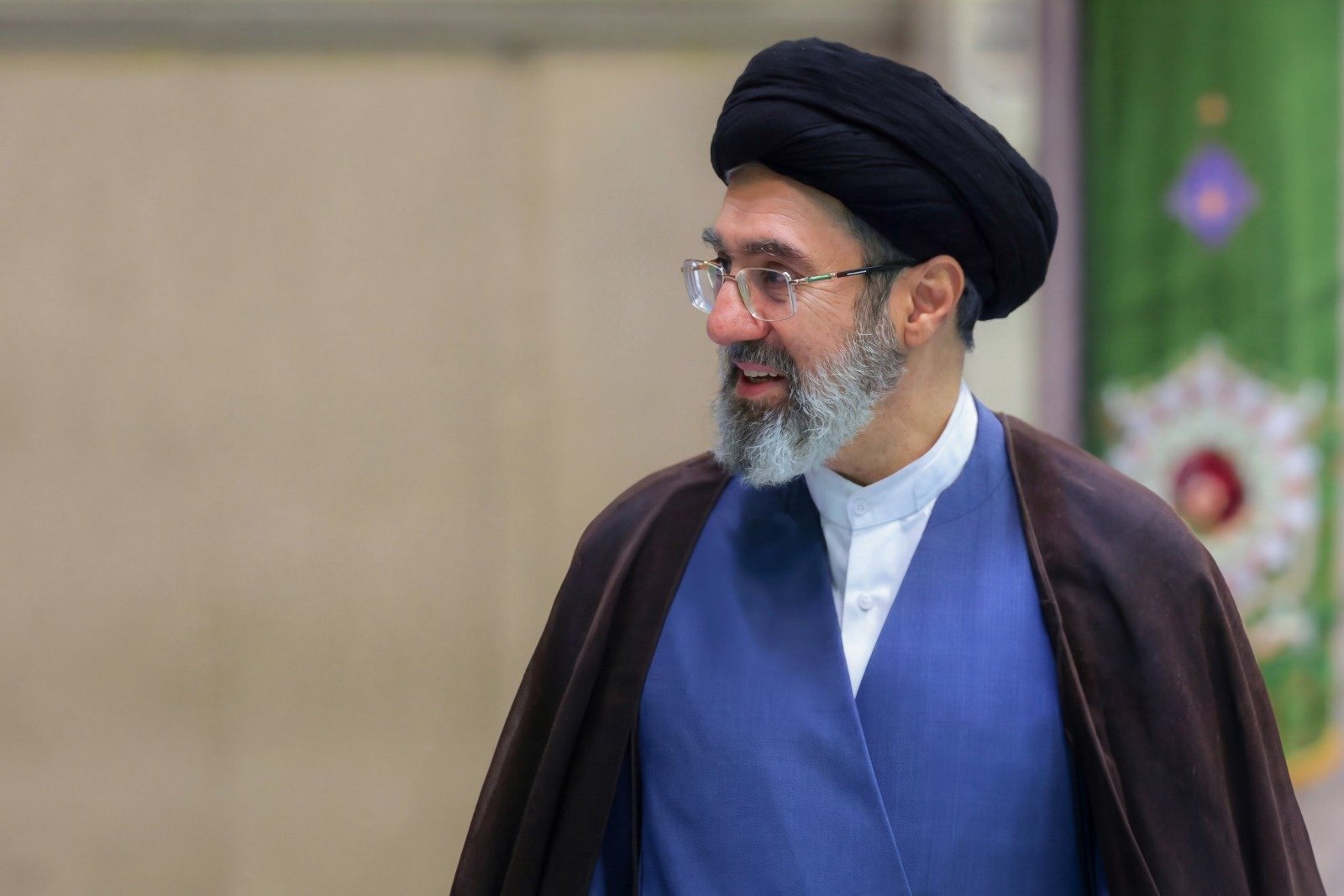 Liderança do Irã sob incerteza: Pezeshkian encontra Mojtaba Khamenei