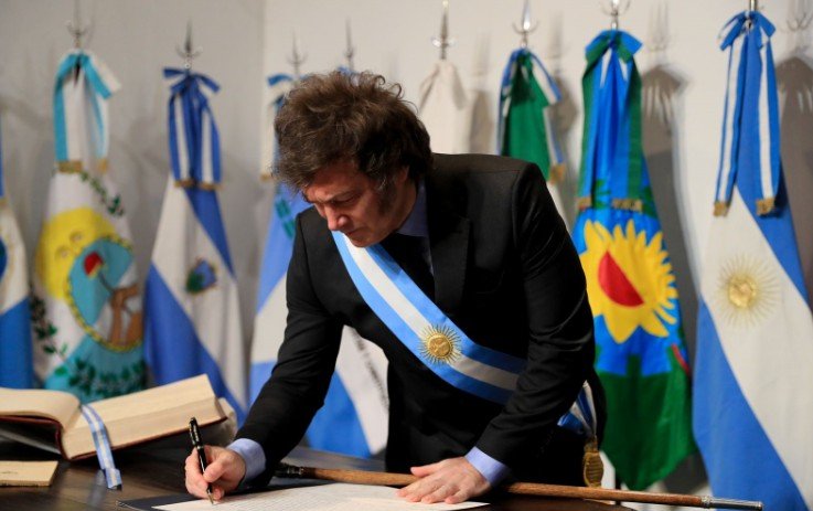 Milei atribui declínio da natalidade na Argentina à legalização do aborto