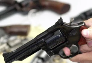 Senado analisa proposta que facilita porte de arma para mulheres com medidas protetivas