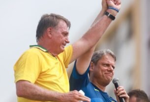 Tarcísio de Freitas reafirma lealdade a Bolsonaro durante debate eleitoral