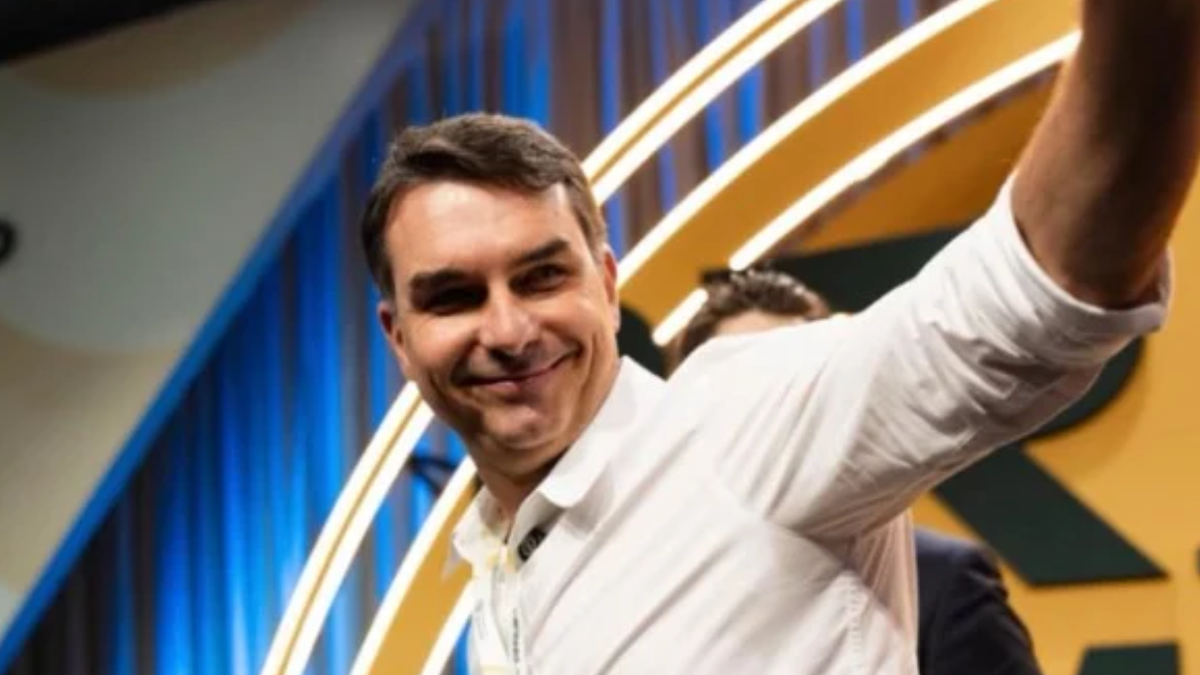 Flávio Bolsonaro critica Alcolumbre por inércia em pedidos de impeachment contra Moraes