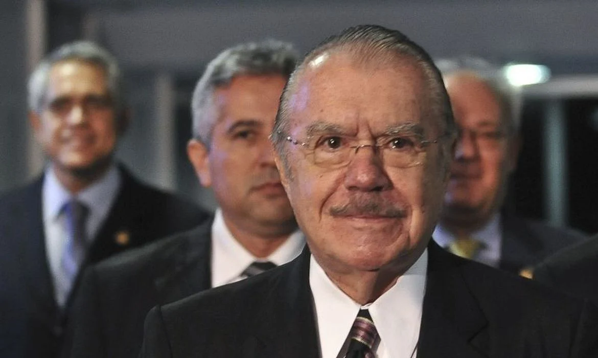 Ex-presidente José Sarney é internado para tratamento de pneumonia
