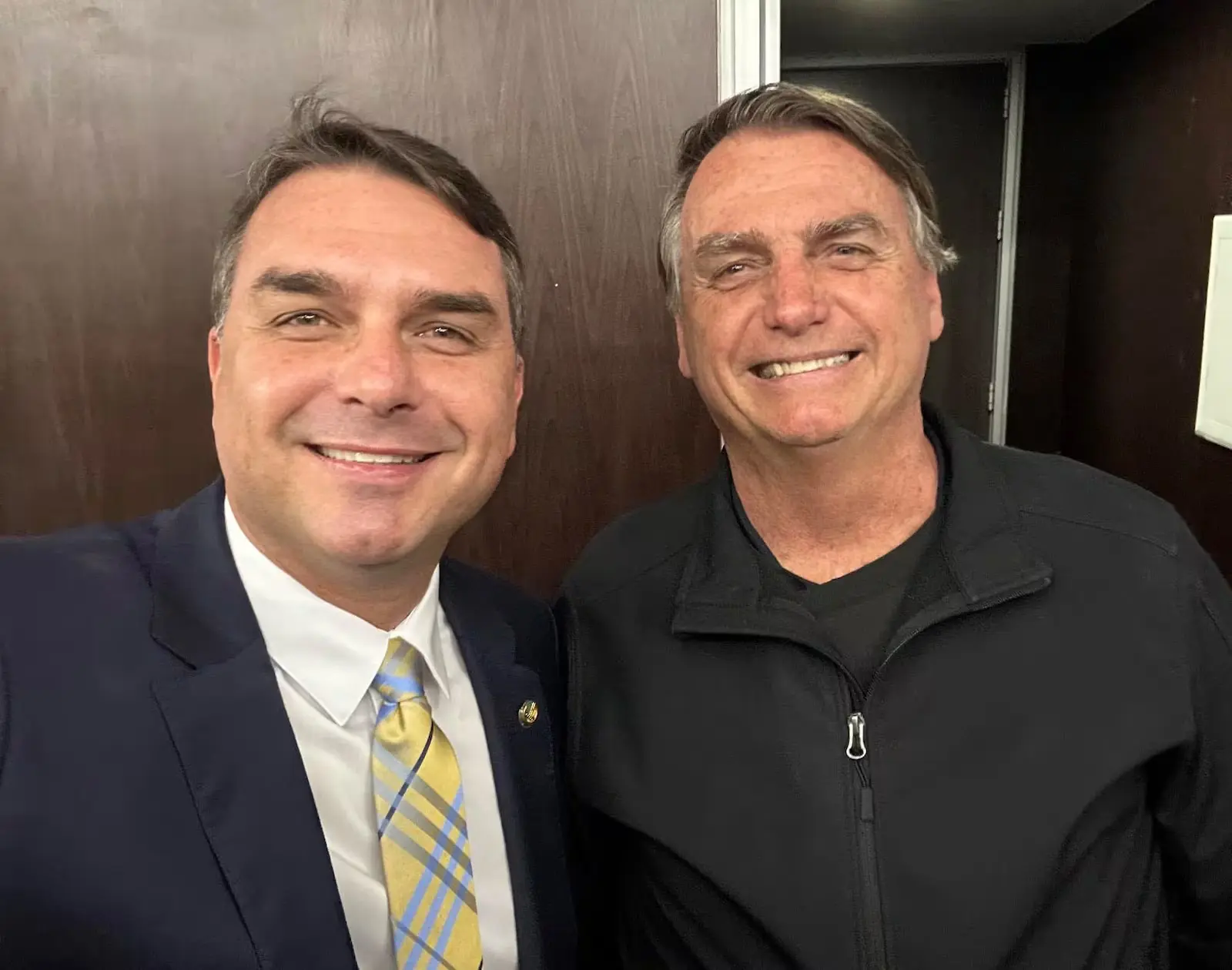 Flávio Bolsonaro retorna a Juiz de Fora para comício no local do atentado de 2018