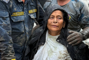 Idosa é resgatada com vida após dez dias sob escombros no Nepal