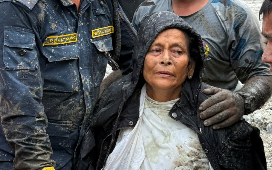 Idosa é resgatada com vida após dez dias sob escombros no Nepal