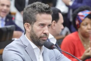 Janones reconhece encenação em vídeo de retratação direcionado a Nikolas Ferreira