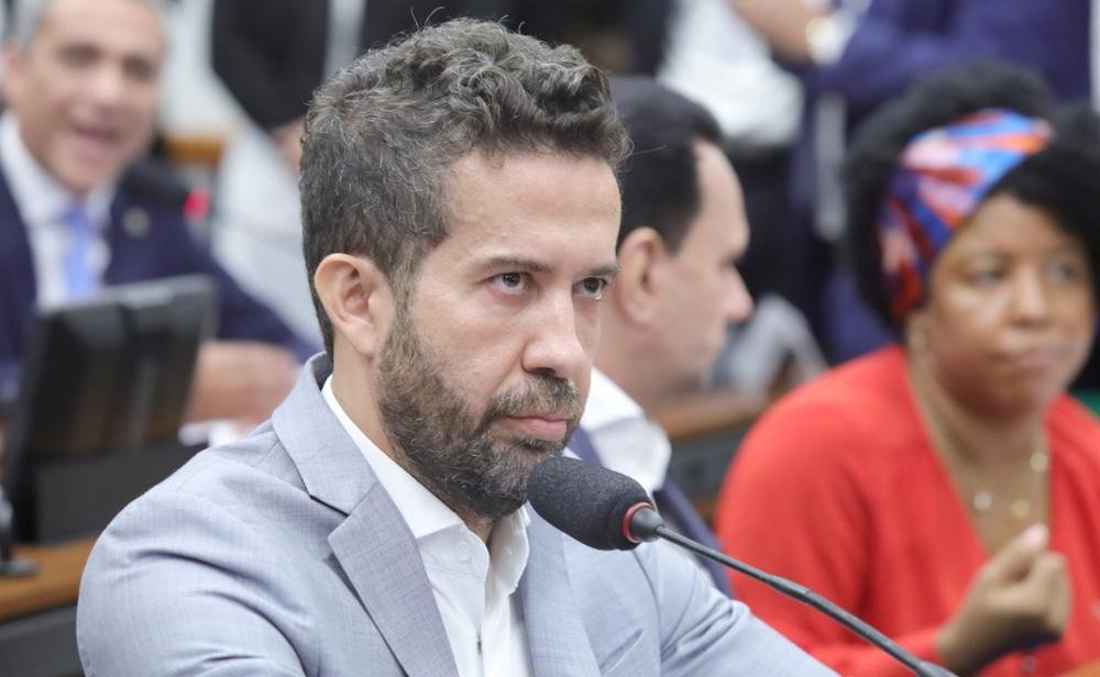 Janones reconhece encenação em vídeo de retratação direcionado a Nikolas Ferreira