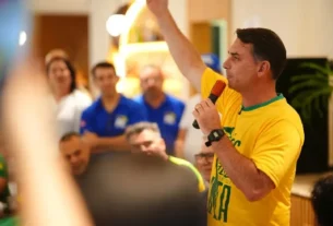 Flávio Bolsonaro lidera contagem de votos de brasileiros no exterior