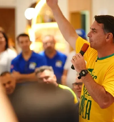 Flávio Bolsonaro lidera contagem de votos de brasileiros no exterior