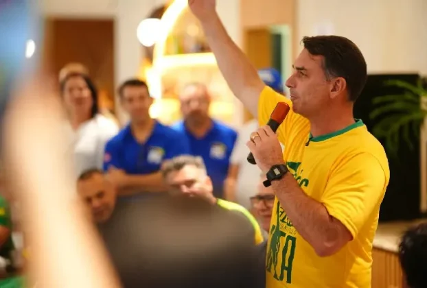 Flávio Bolsonaro lidera contagem de votos de brasileiros no exterior